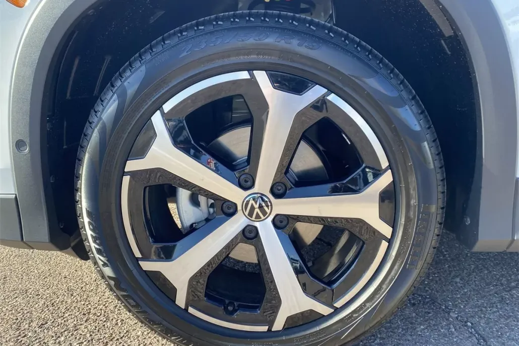 2025 Volkswagen Tiguan SE photo 1