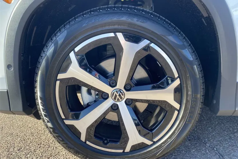 2025 Volkswagen Tiguan SE photo 1