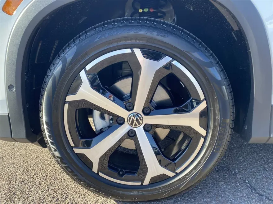2025 Volkswagen Tiguan SE photo 1