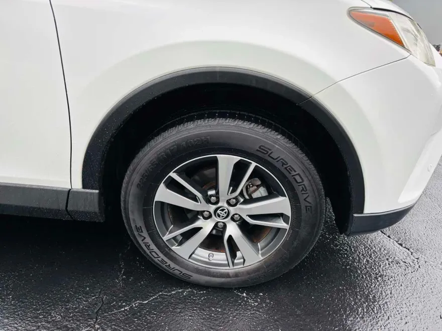 2018 Toyota RAV4 Adventure XLE photo 1