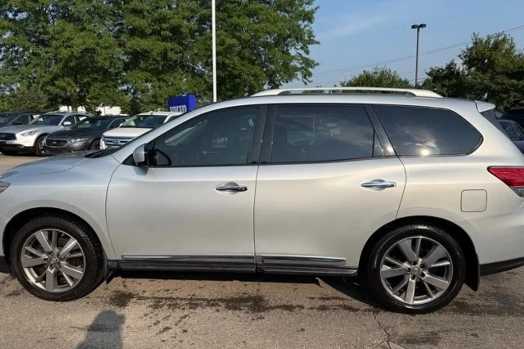 2014 Nissan Pathfinder Platinum photo 1