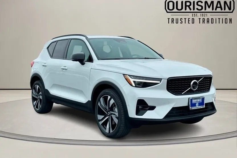 2025 Volvo XC40 Plus photo 1