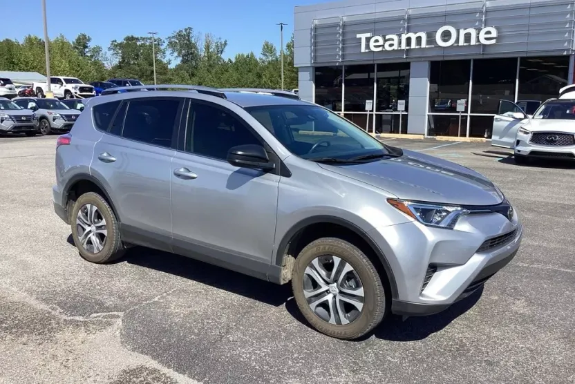 2018 Toyota RAV4 LE photo 1