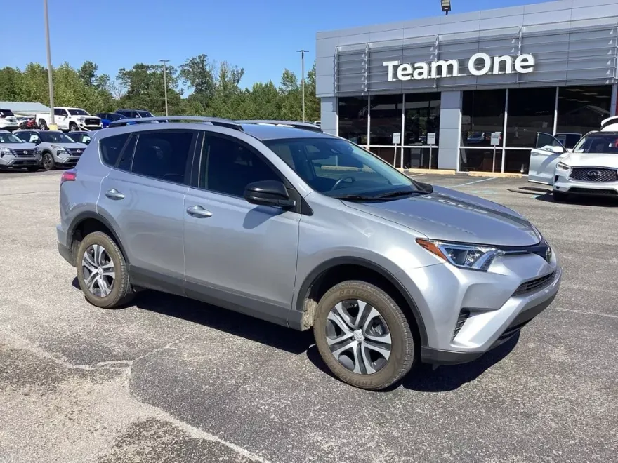 2018 Toyota RAV4 LE photo 1