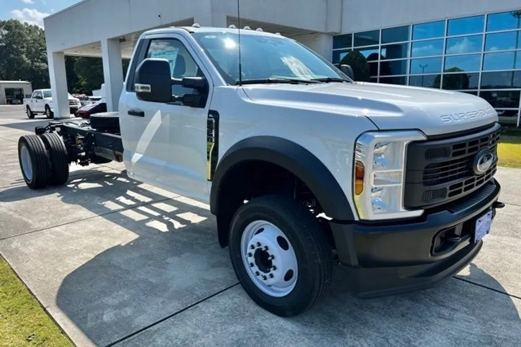 2024 Ford F-550 photo 1