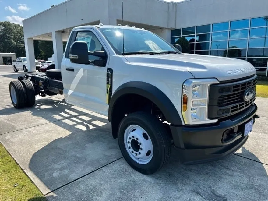2024 Ford F-550 photo 1