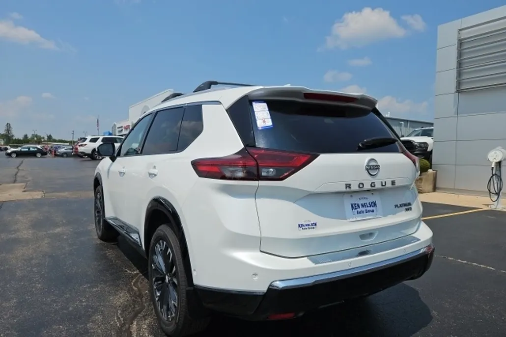 2025 Nissan Rogue Platinum photo 1