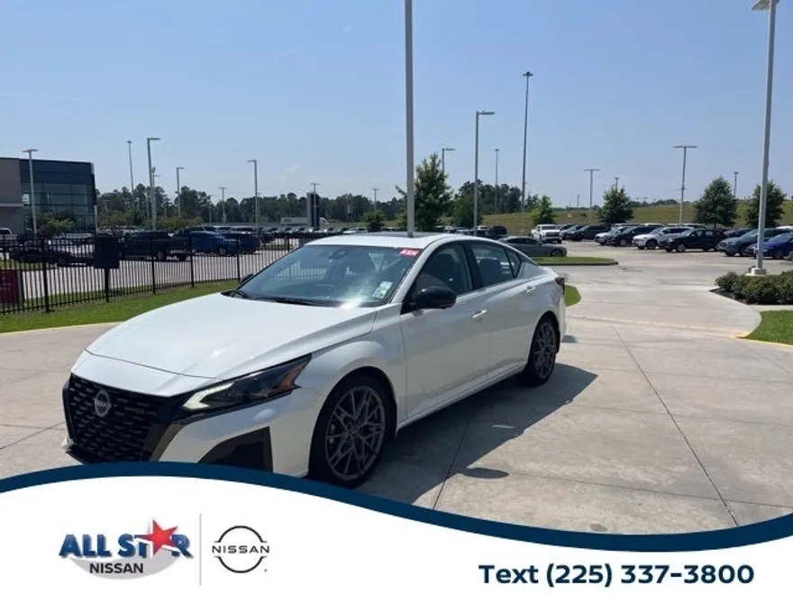 2023 Nissan Altima SR photo 1