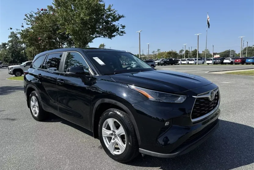 2024 Toyota Highlander LE photo 1