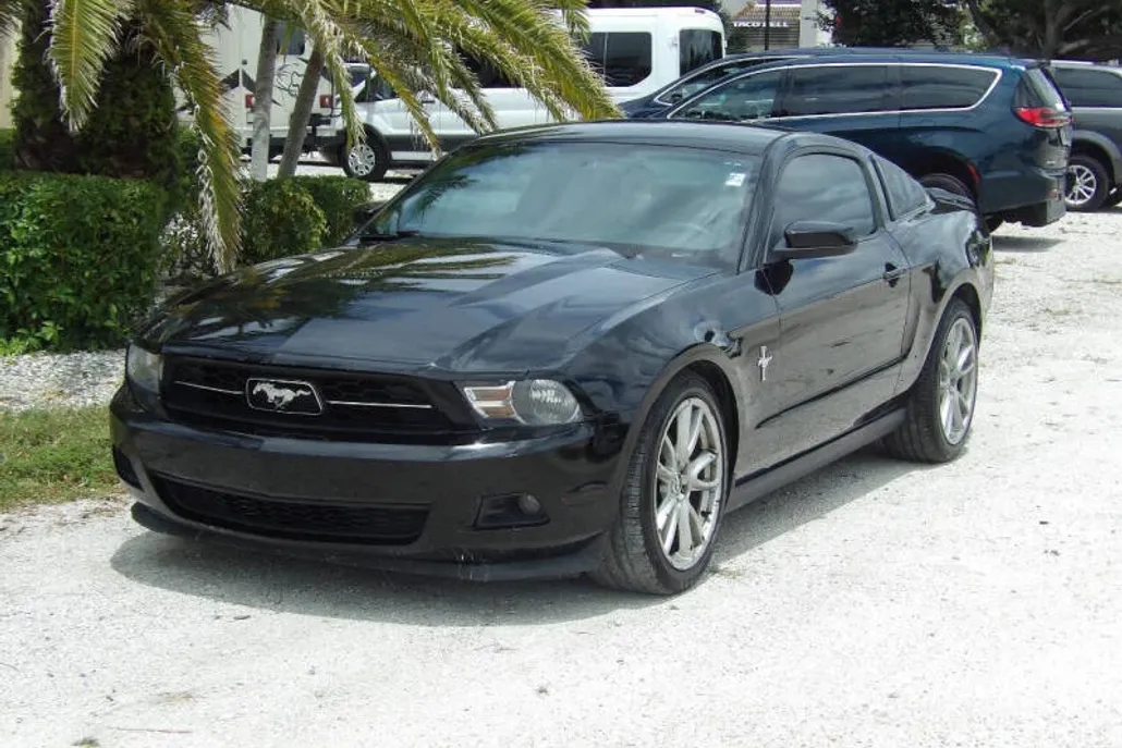 2012 Ford Mustang V6 Premium photo 1