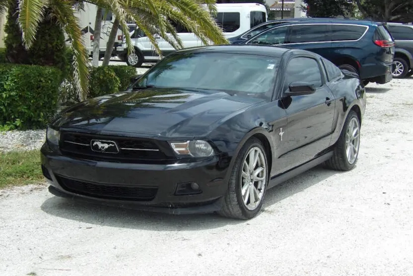 2012 Ford Mustang V6 Premium photo 1