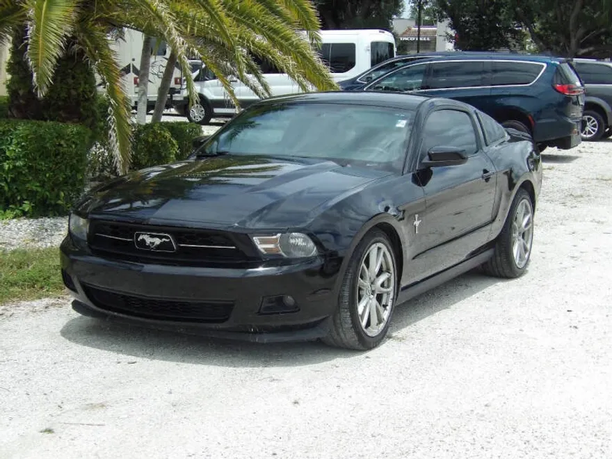 2012 Ford Mustang V6 Premium photo 1