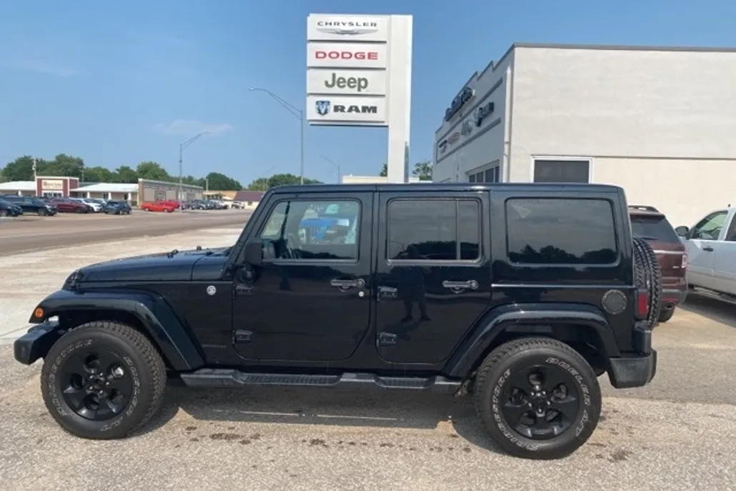 2014 Jeep Wrangler Unlimited Sahara photo 1