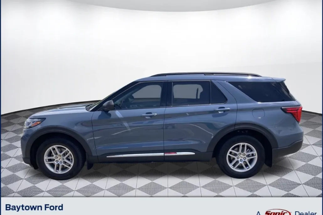 2025 Ford Explorer photo 1