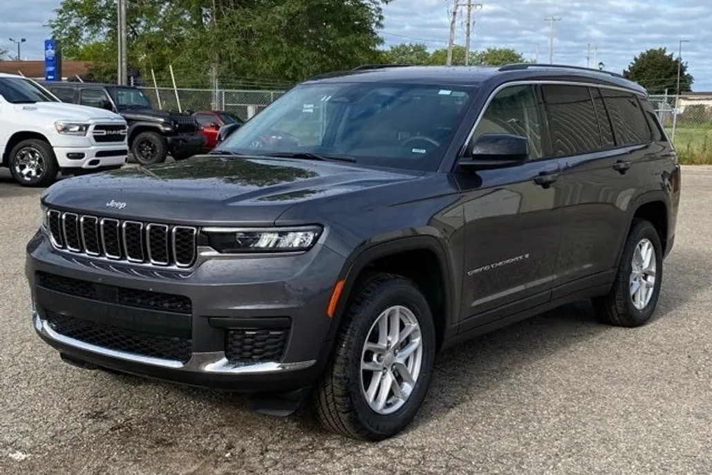 2023 Jeep Grand Cherokee Laredo photo 1