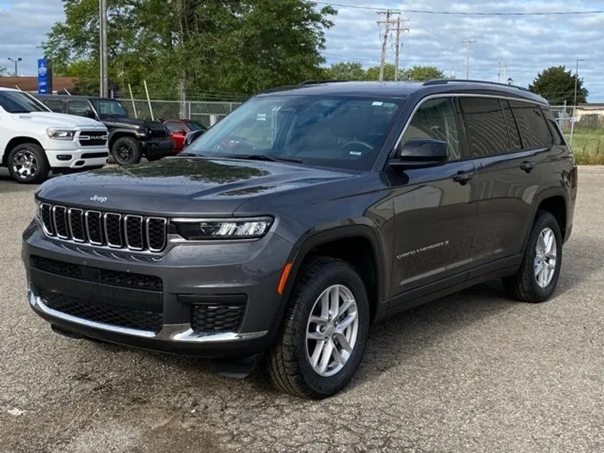 2023 Jeep Grand Cherokee Laredo photo 1