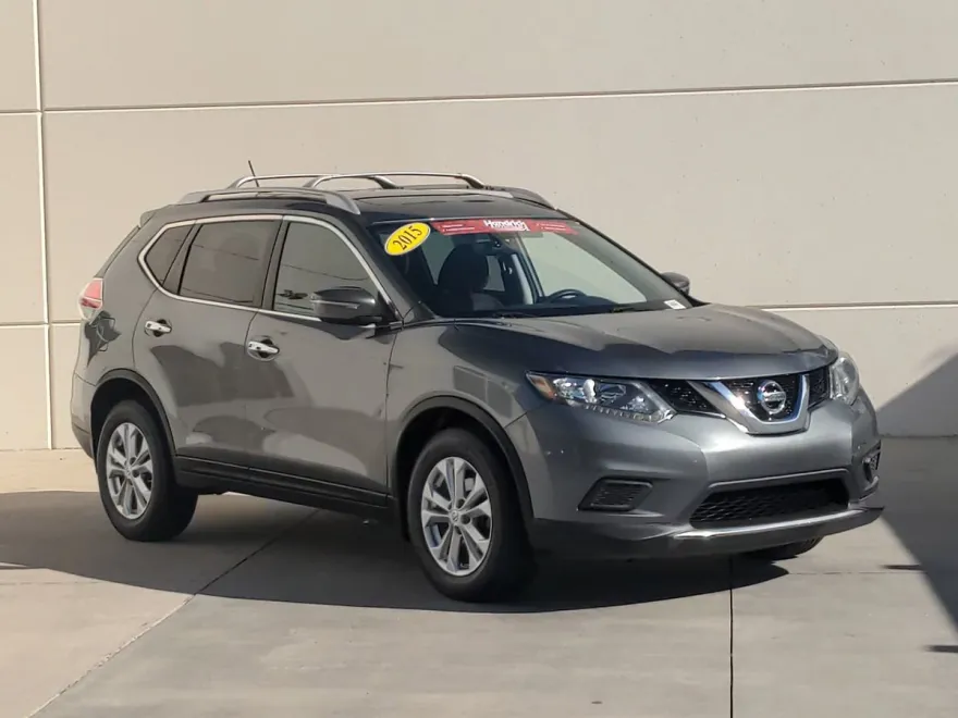 2015 Nissan Rogue SV photo 1