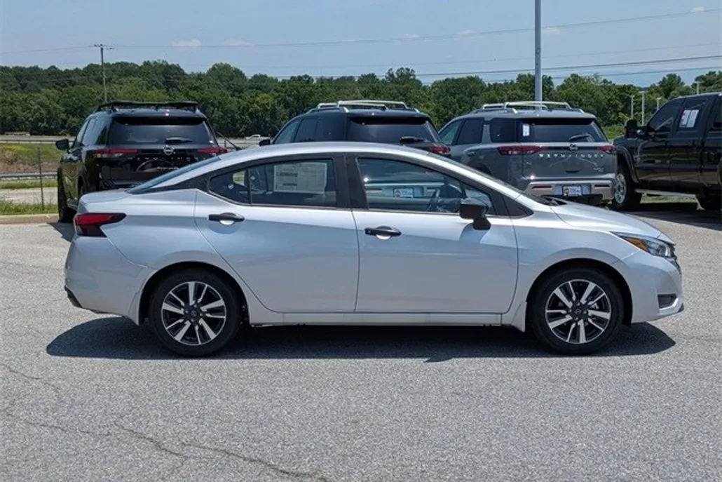 2025 Nissan Versa 1.6 S photo 1