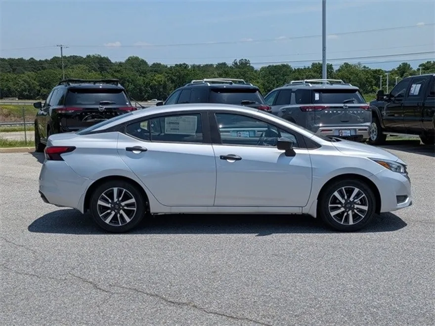 2025 Nissan Versa 1.6 S photo 1