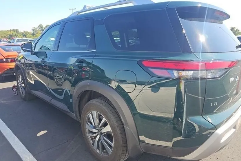 2024 Nissan Pathfinder SL photo 1