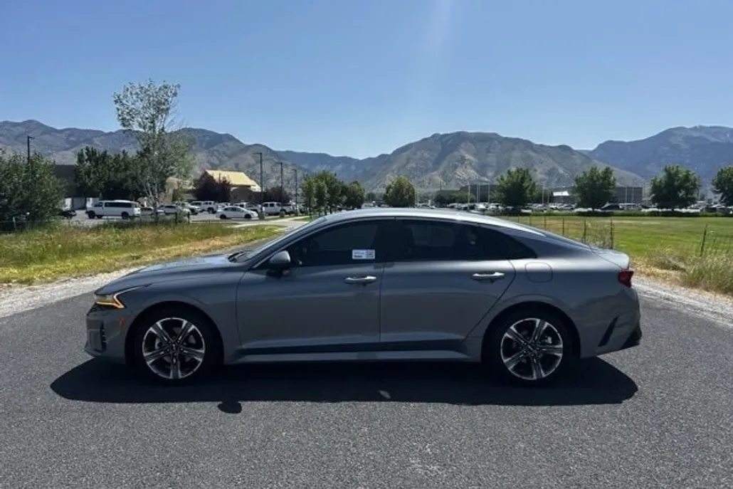 2022 Kia K5 LXS photo 1