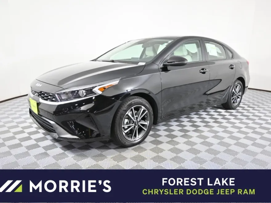 2023 Kia Forte LXS photo 1