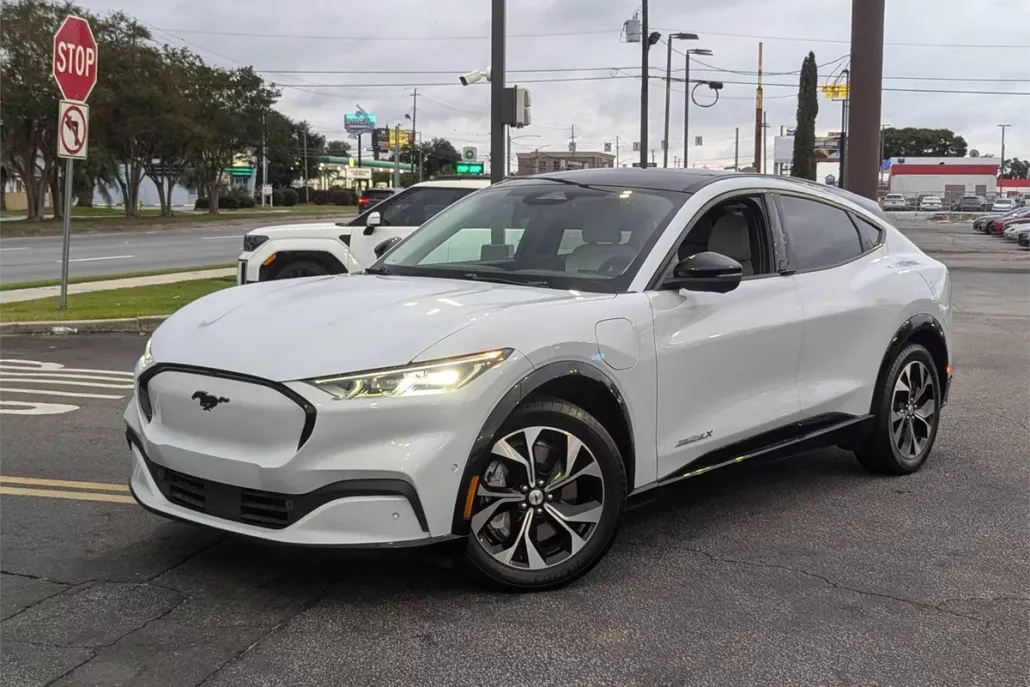 2022 Ford Mustang Mach-E Premium photo 1