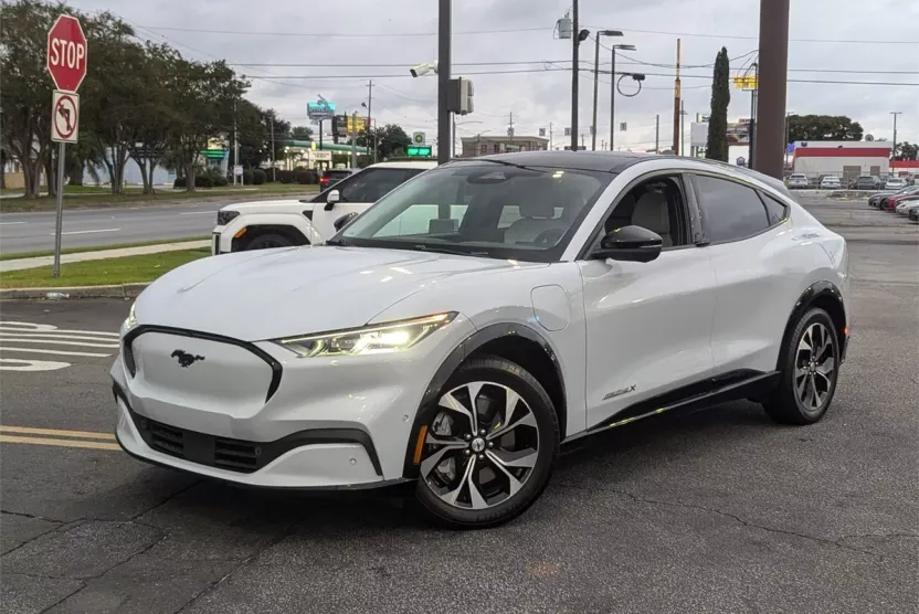 2022 Ford Mustang Mach-E Premium photo 1