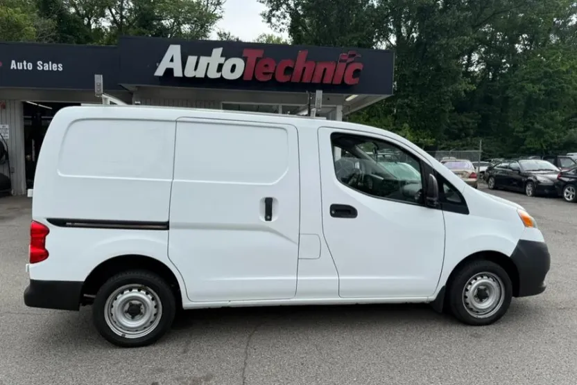 2013 Nissan NV200 SV photo 1