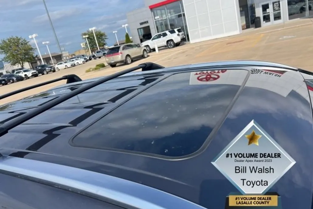 2022 Toyota Highlander Hybrid Limited photo 1