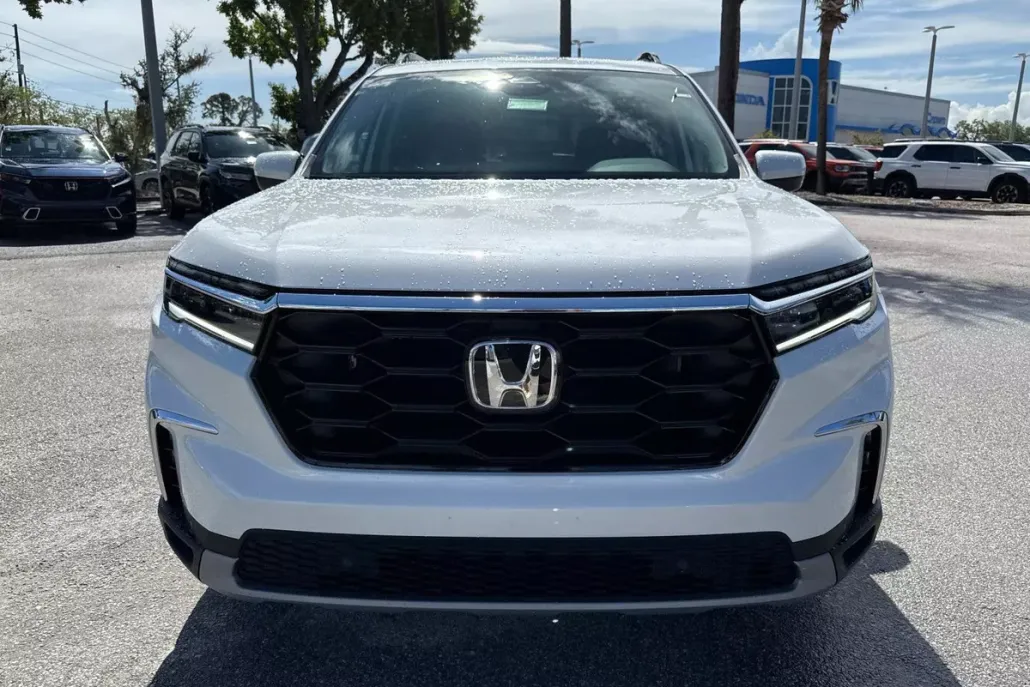 2025 Honda Pilot Touring photo 1