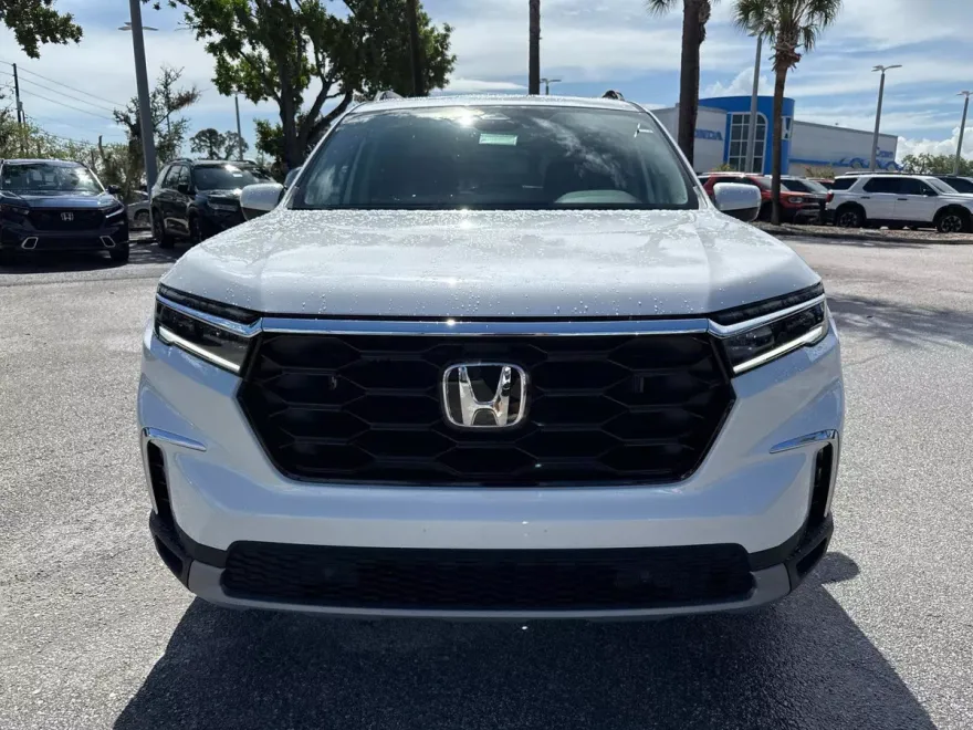 2025 Honda Pilot Touring photo 1