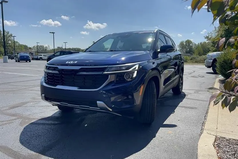 2024 Kia Seltos EX photo 1
