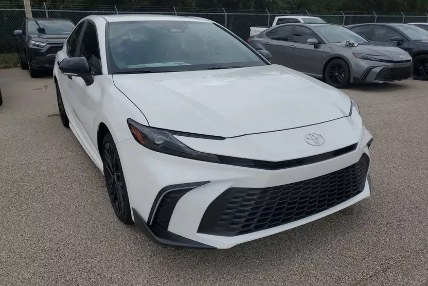 2025 Toyota Camry SE photo 1