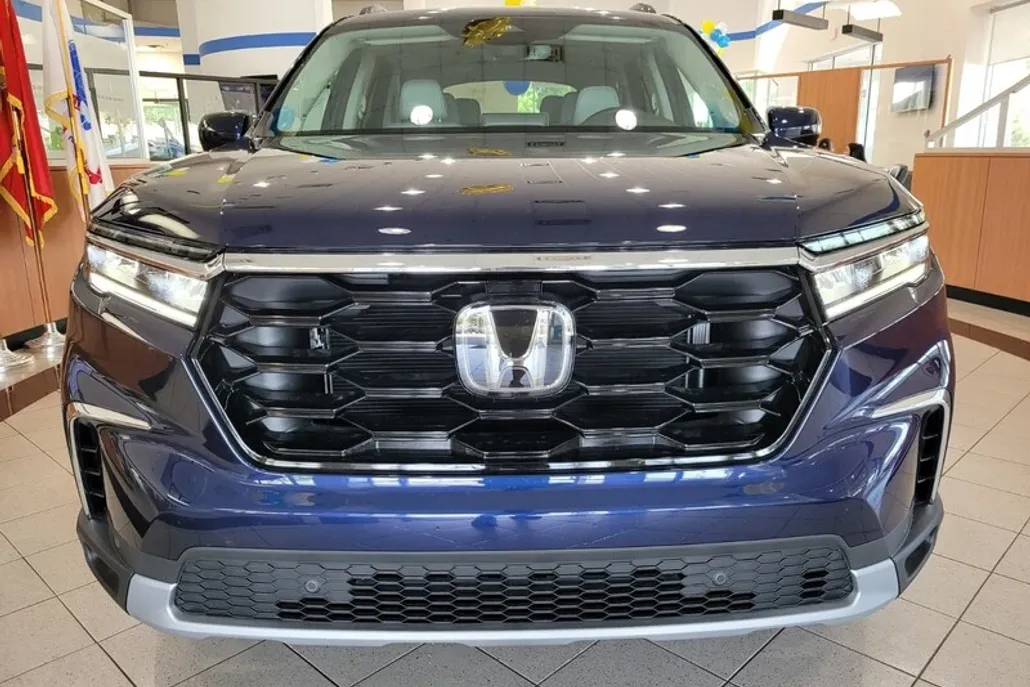 2025 Honda Pilot Touring photo 1