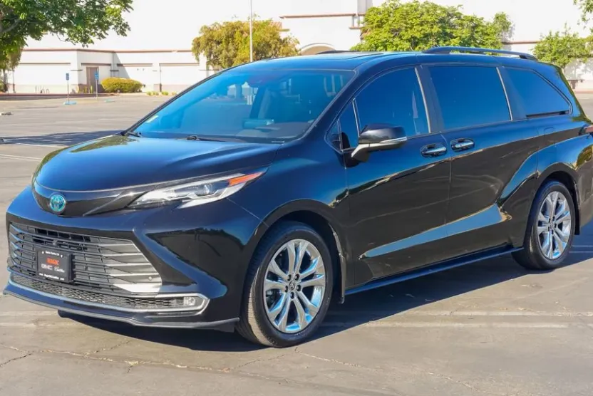 2022 Toyota Sienna Platinum photo 1