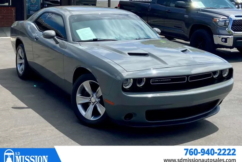 2017 Dodge Challenger SXT photo 1
