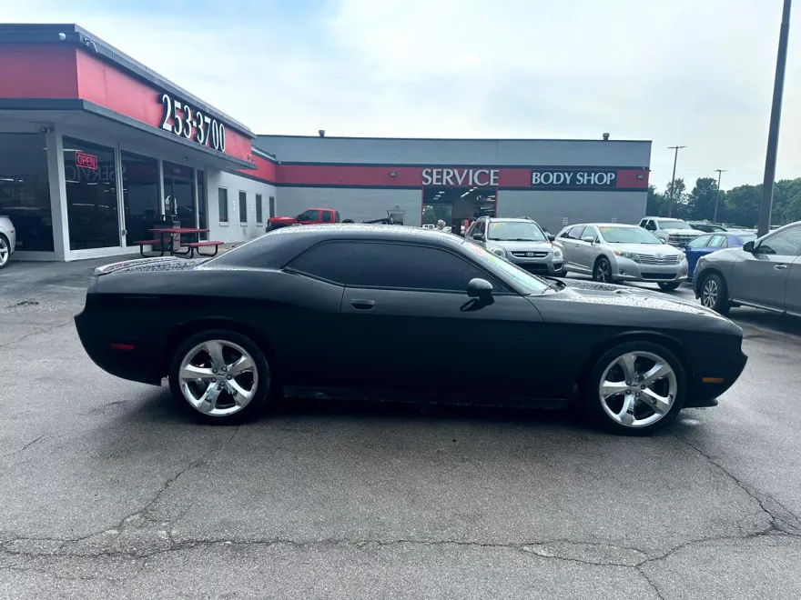 2012 Dodge Challenger SXT Plus photo 1