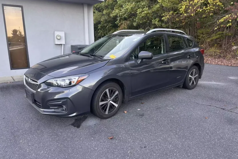 2019 Subaru Impreza Premium photo 1