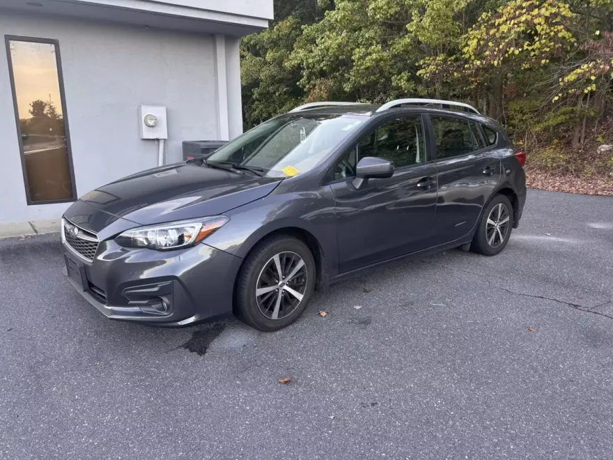 2019 Subaru Impreza Premium photo 1