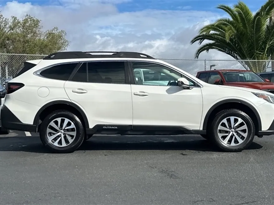 2021 Subaru Outback Premium photo 1