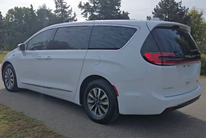 2022 Chrysler Pacifica Hybrid Limited photo 1