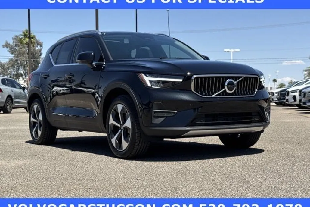 2025 Volvo XC40 Core photo 1