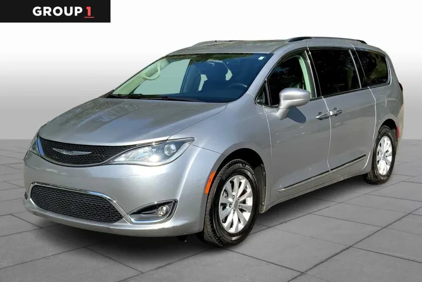 2017 Chrysler Pacifica Touring L photo 1