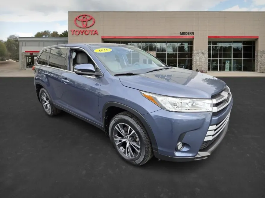 2019 Toyota Highlander LE Plus photo 1