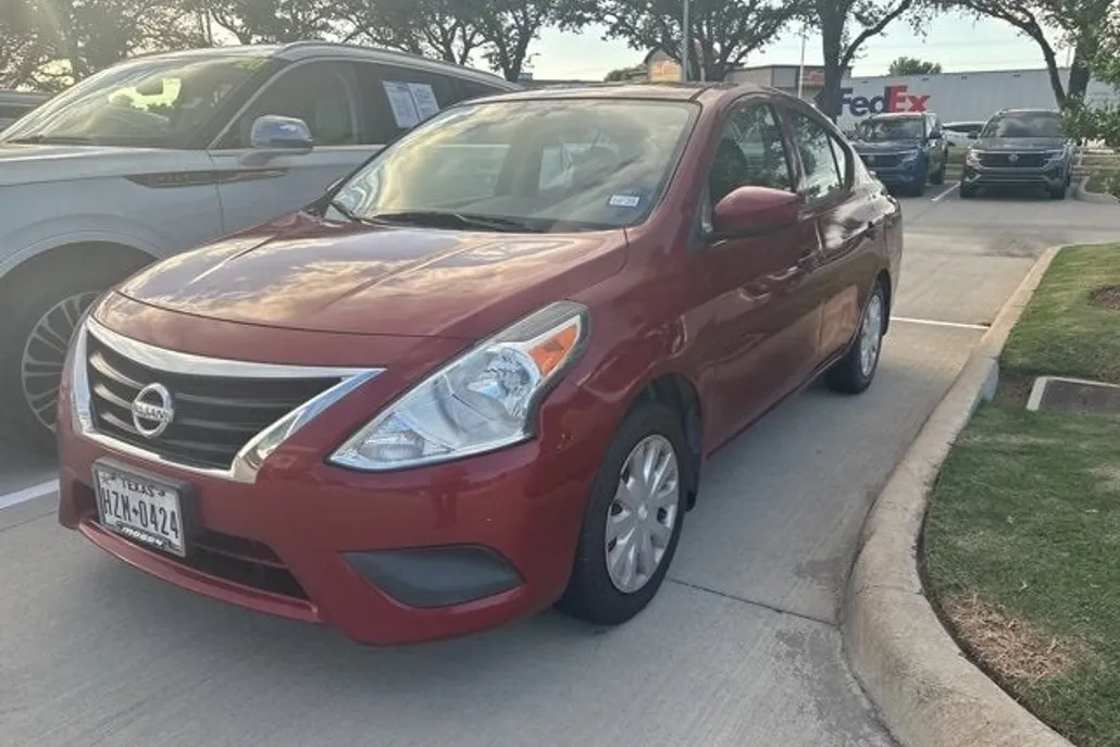 2016 Nissan Versa Plus photo 1