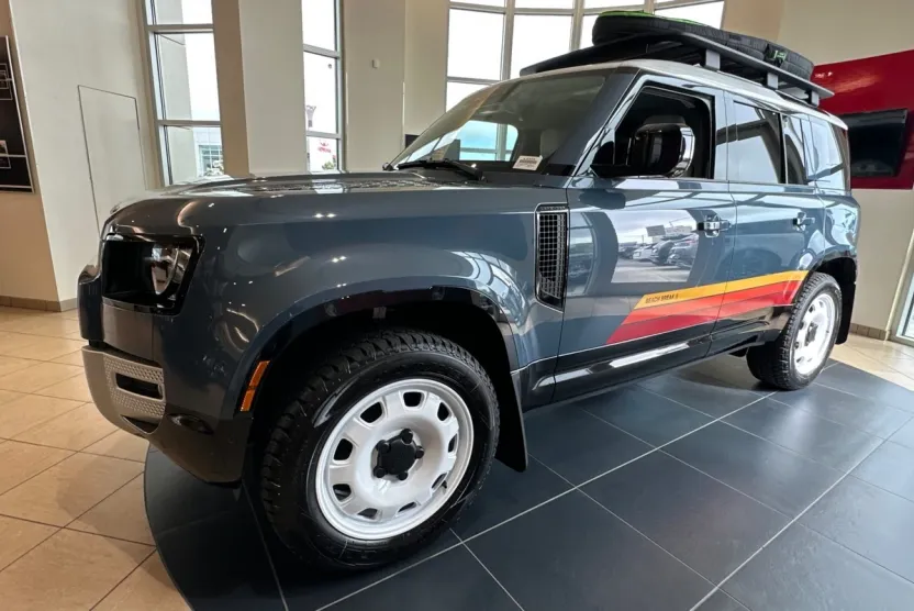 2025 Land Rover Defender 110 S photo 1