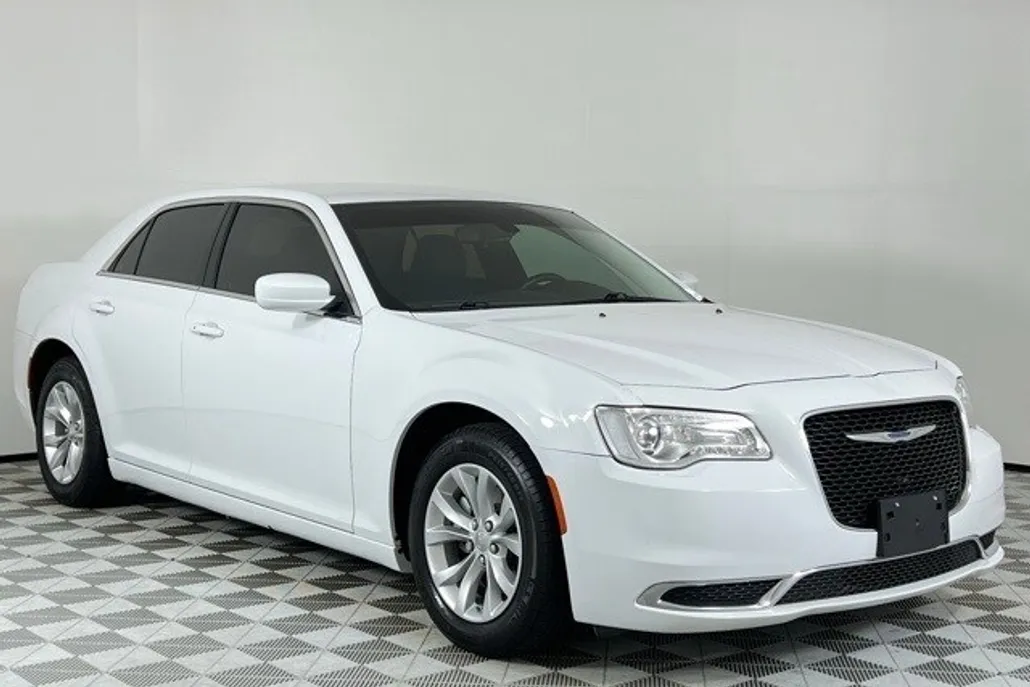 2023 Chrysler 300 Touring photo 1