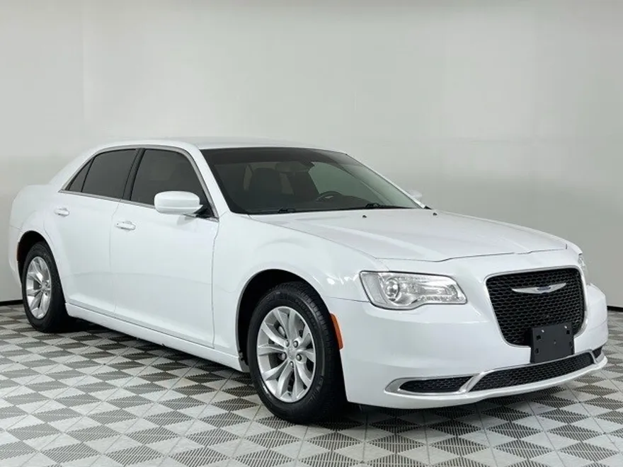 2023 Chrysler 300 Touring photo 1