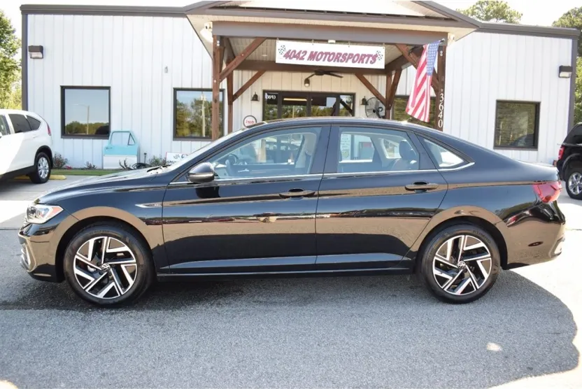 2023 Volkswagen Jetta SEL photo 1